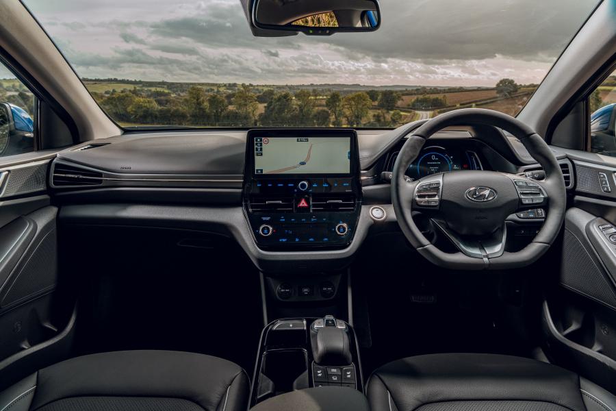 Торпедо Hyundai IONIQ electric (AE) 2019 года  (UK) (фото 16 из 37)
